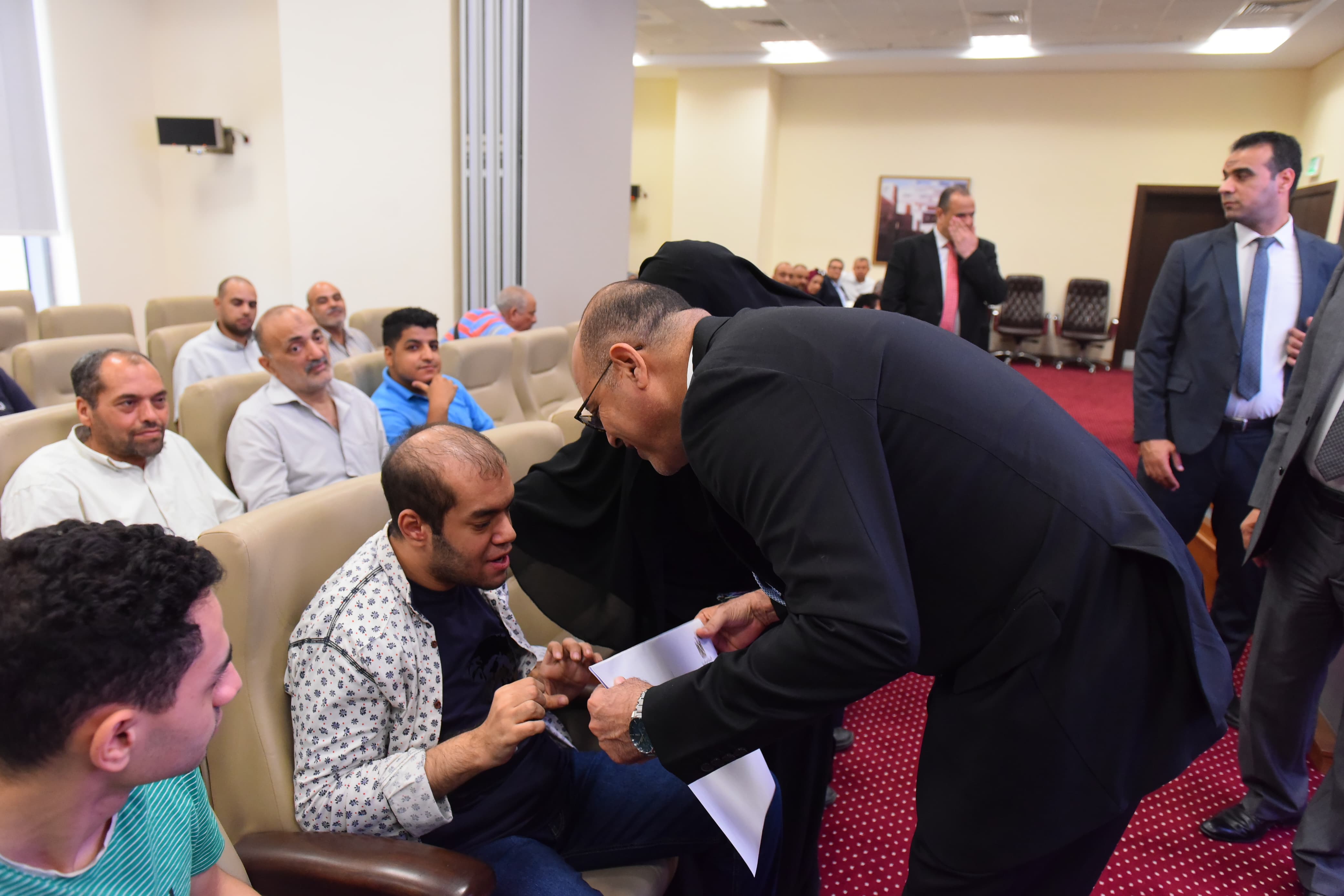 وزير العمل يُسلم عقود جديدة لذوي همم بالقاهرة (1)