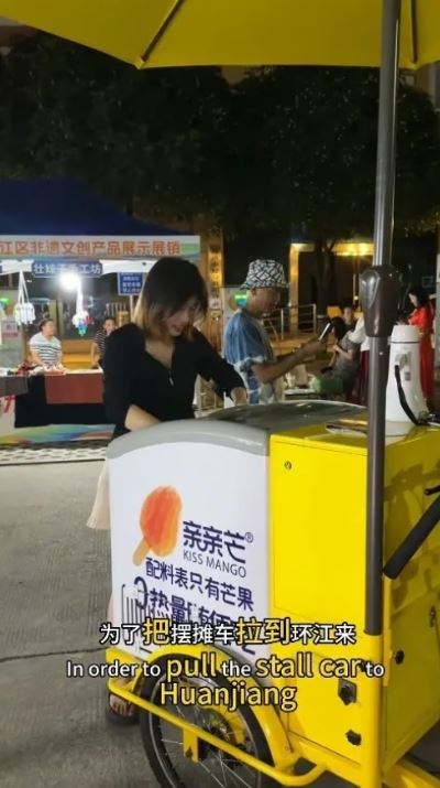 أثناء عملها على سيارة الآيس كريم