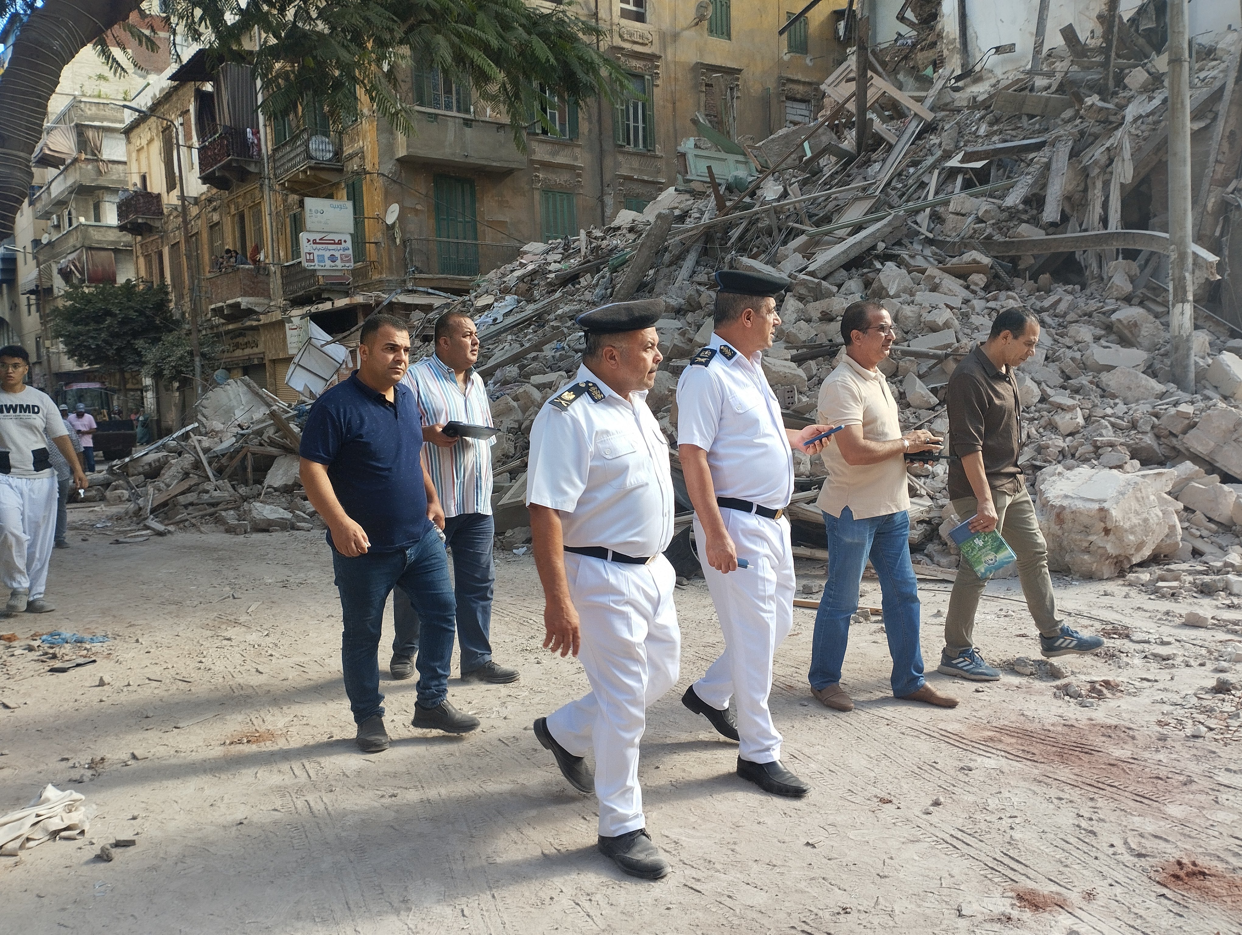 الأجهزة الأمنية بمكان إنهيار عقار العطارين بالإسكندرية