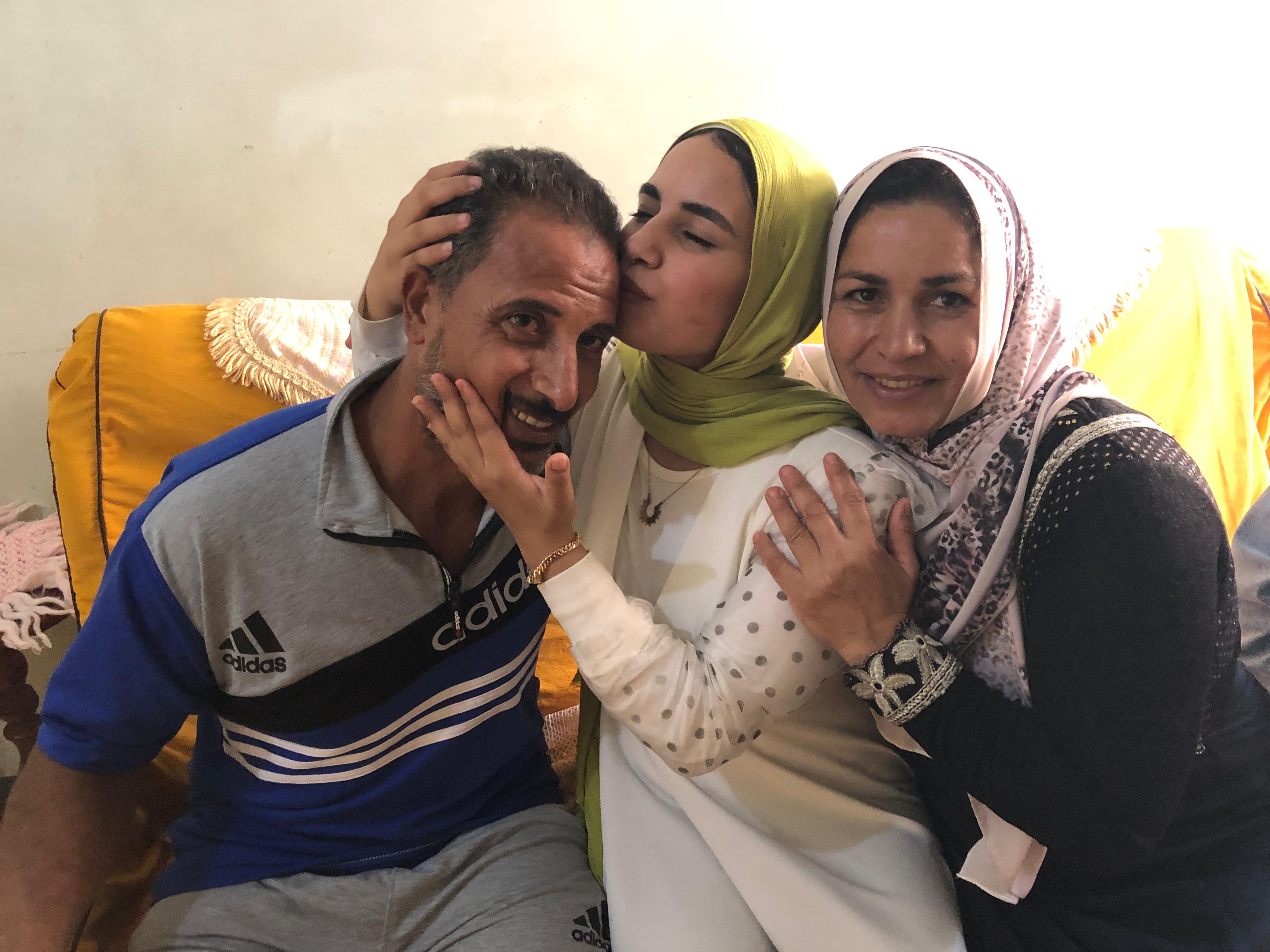الطالبة فاطمة مصطفى نواره مع والديها الطالبة فاطمة مصطفى نواره مع والديها