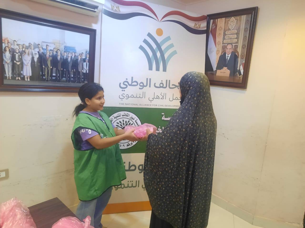 مؤسسة نبيل الكاتب الخيرية توزع 400 كيلو لحوم على الأسر الأولى بالرعاية بالبحيرة (3)