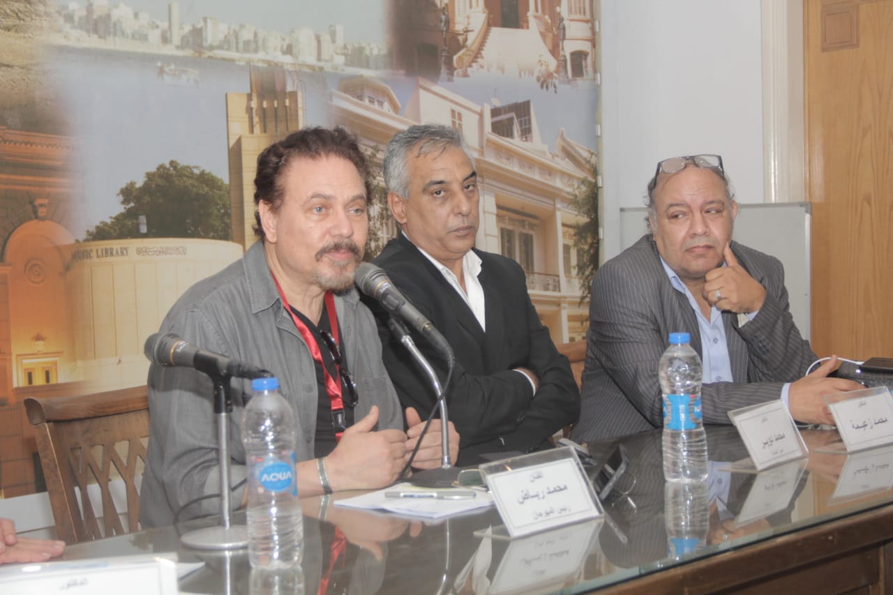محمد رياض يفتتح المحور الفكري  (3)