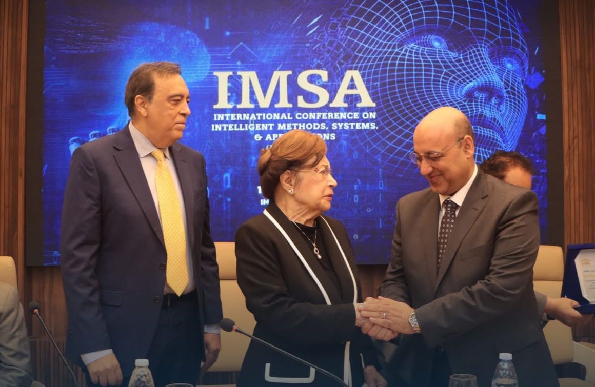 نوال الدجوى تكرم شخصيات ضمن المؤتمر نوال الدجوى تكرم شخصيات ضمن المؤتمر