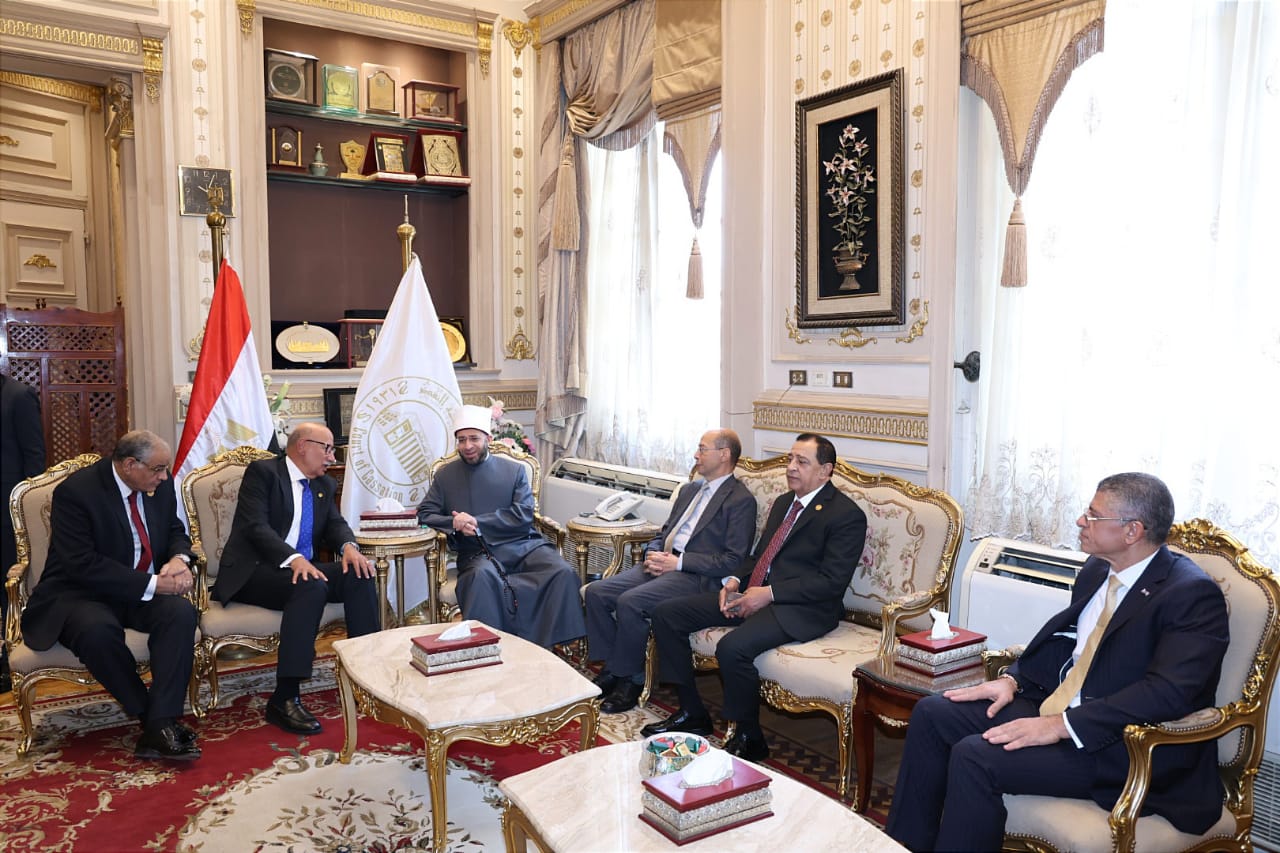  رئيس مجلس القضاء الأعلى يستقبل وزير الأوقاف في مكتبه (4)