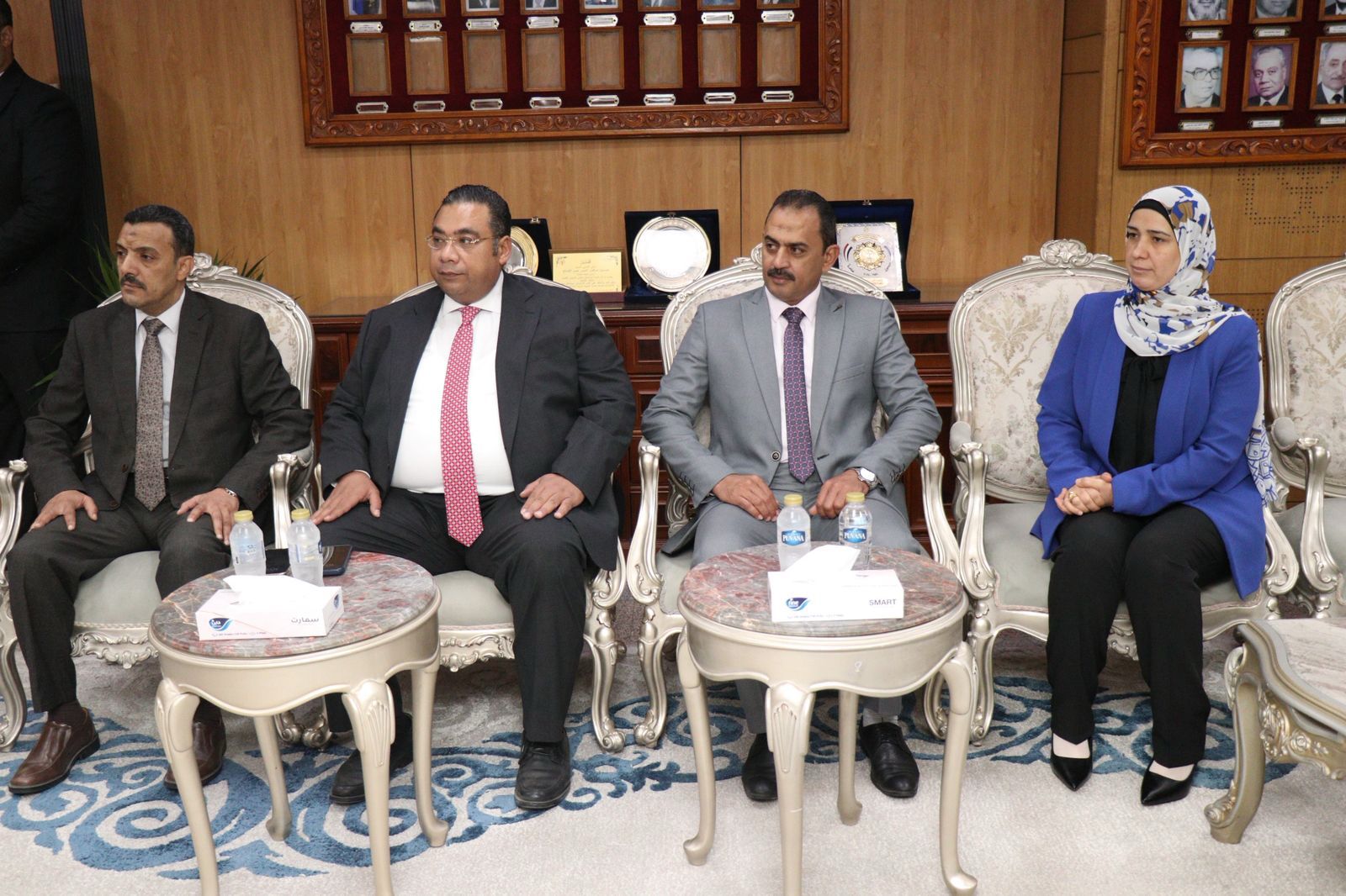 مستشاريين حضروا اللقاء