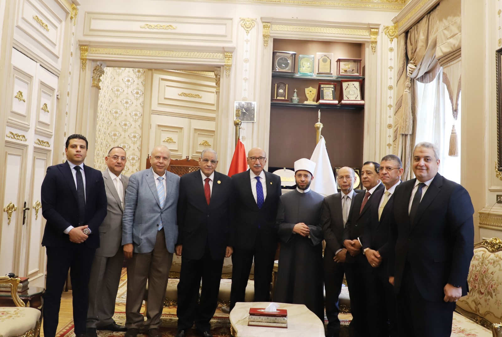  رئيس مجلس القضاء الأعلى يستقبل وزير الأوقاف في مكتبه (1)