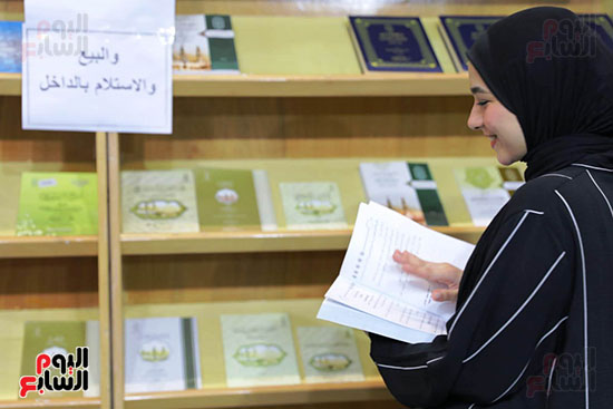 إحدى رواد جناح الأزهر