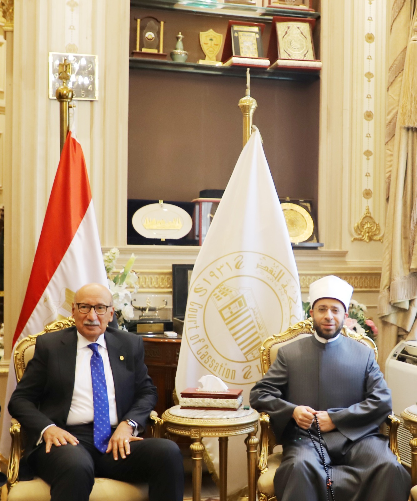  رئيس مجلس القضاء الأعلى يستقبل وزير الأوقاف في مكتبه (3)