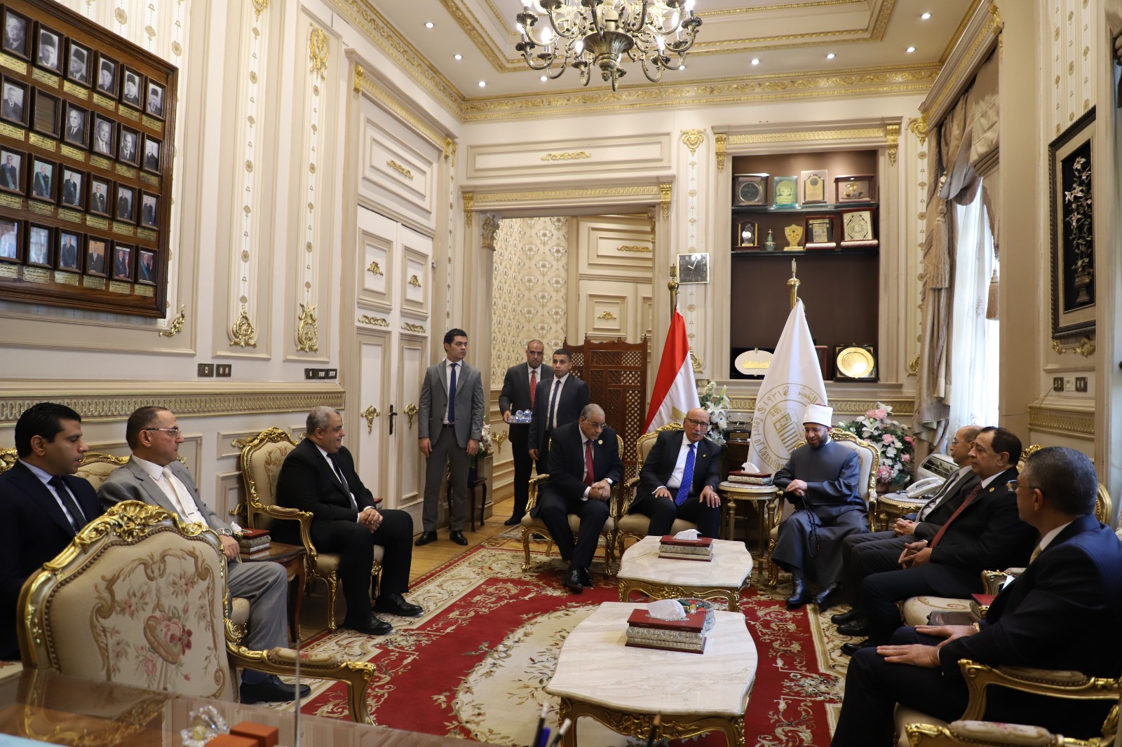  رئيس مجلس القضاء الأعلى يستقبل وزير الأوقاف في مكتبه (2)