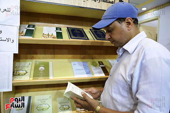 الجمهور يطلع على إصدارات جناح الأزهر