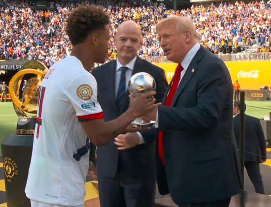 مراسم تتويج لاعبى باريس