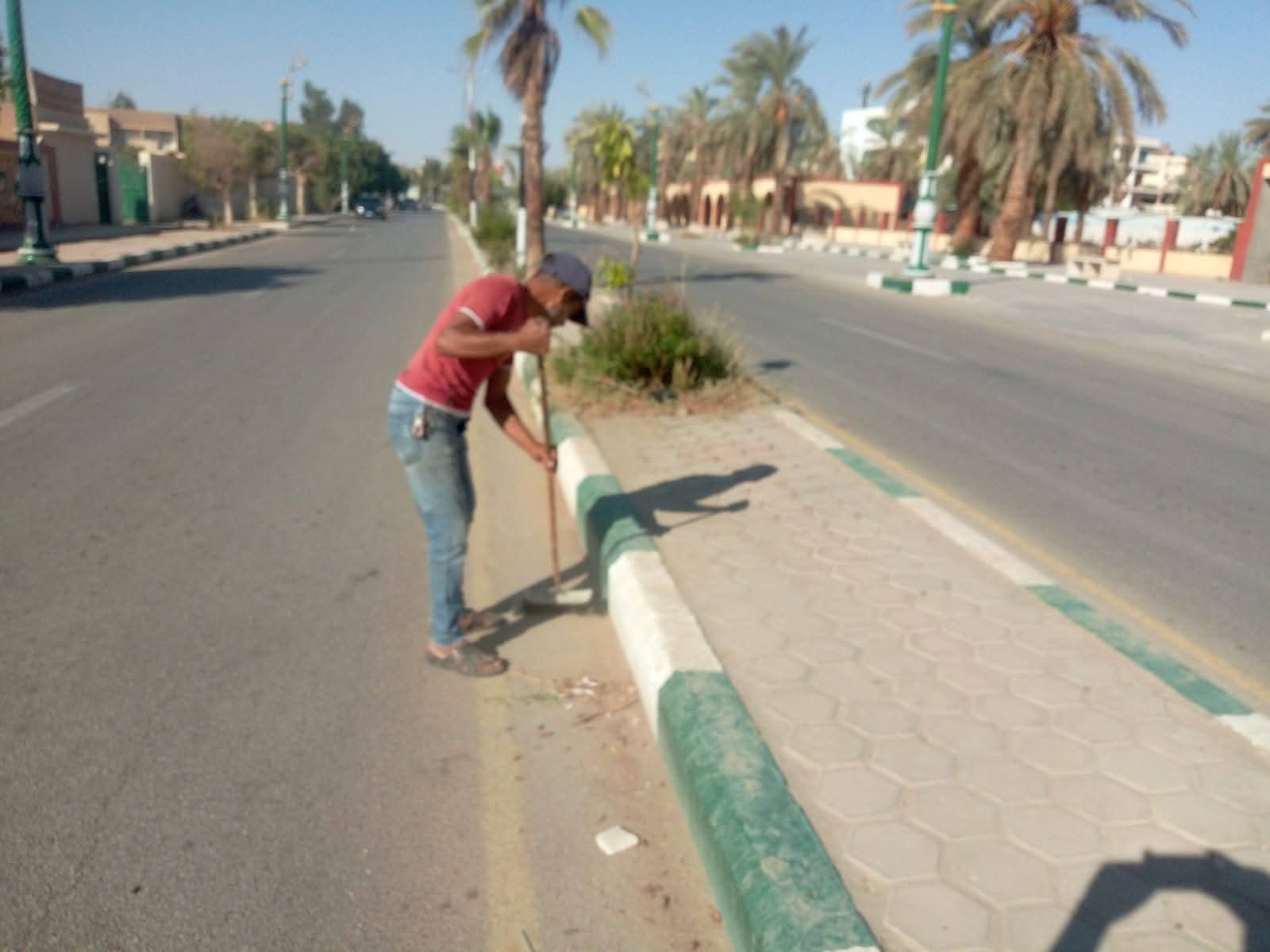 عمل مستمر فى شوارع مدينة الخارجة عمل مستمر فى شوارع مدينة الخارجة