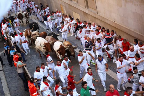 مصارعة انطلقت في إسبانيا يوم الاثنين واحدة من أكثر تقاليدها إثارة للجدل والإثارة سباق الثيران في بامبلونا (5)