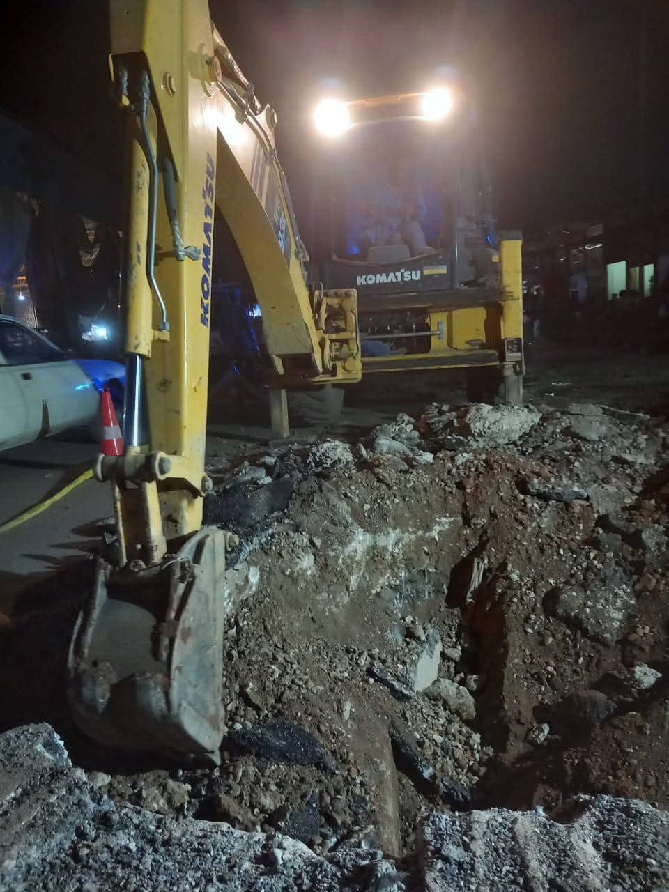 أعمال إصلاح كسر خط مياه بمنطقة السيل الجديد