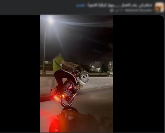 المتهم أثناء الاستعراض بالدراجة البخارية المتهم أثناء الاستعراض بالدراجة البخارية
