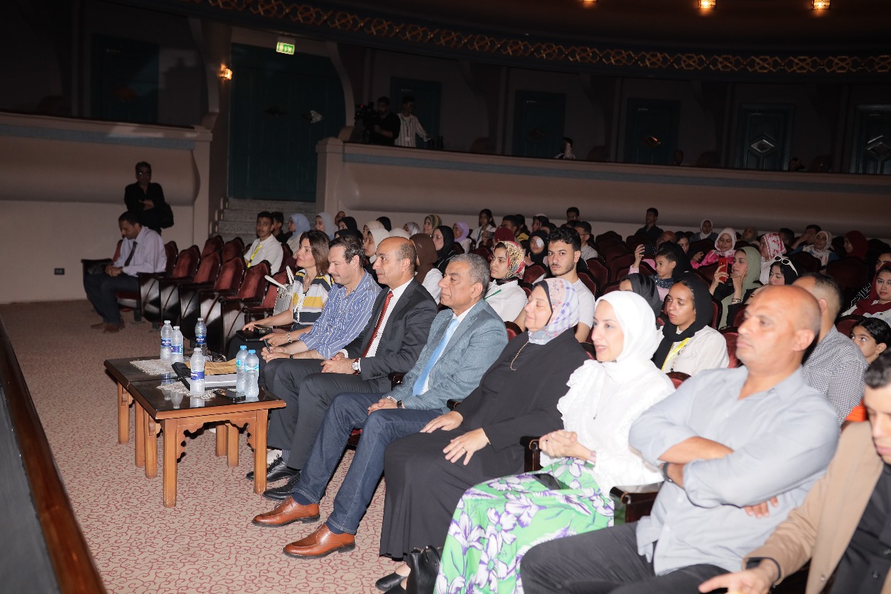 رئيس جامعة دمنهور يشهد العرض المسرحي أبنائي (2)