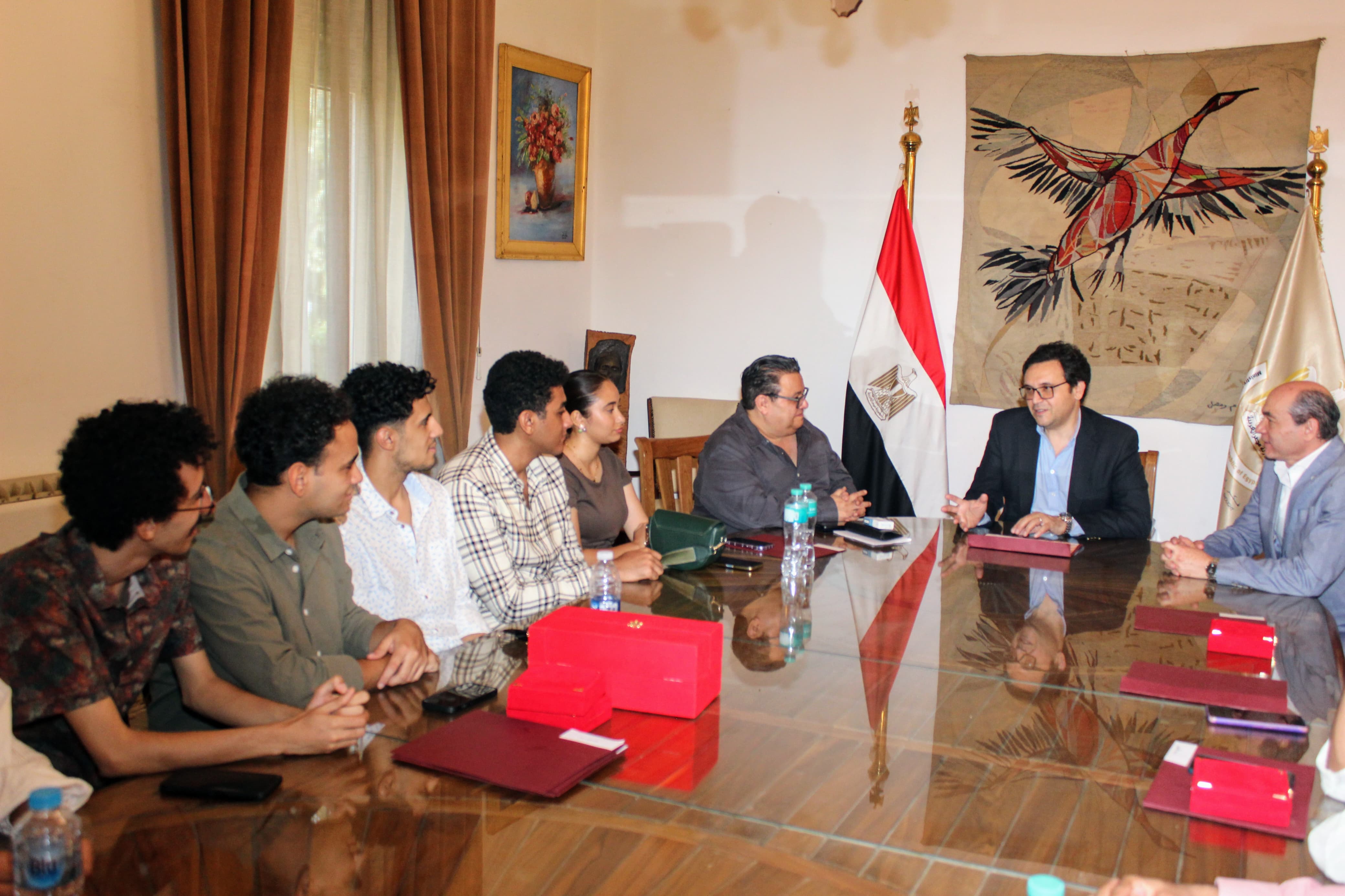 وزير الثقافة ولقاء الطلاب الفائزين بجوائز مهرجان نجوم المسرح الجامعي