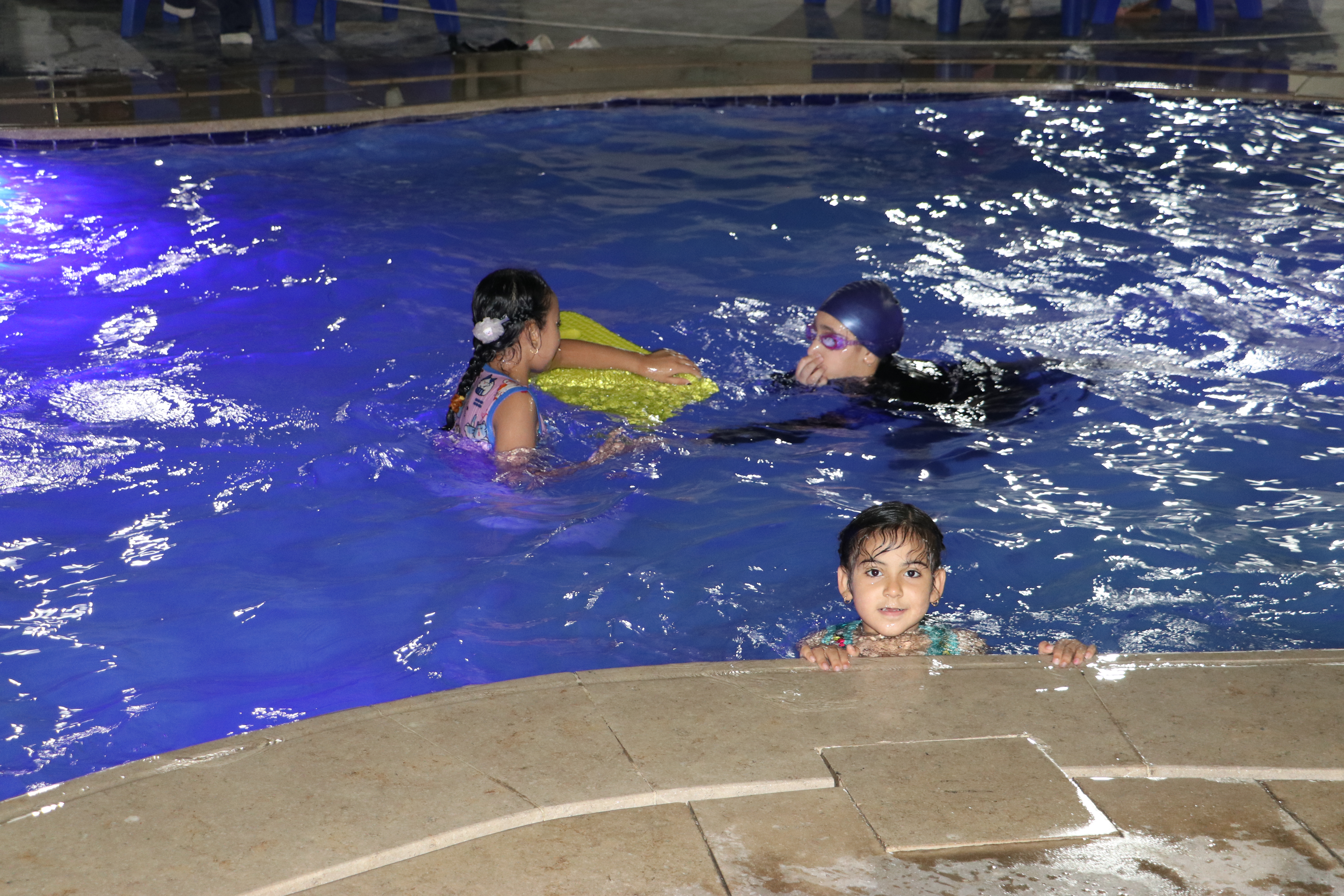 تدريب الاطفال عل مهنة السباحة