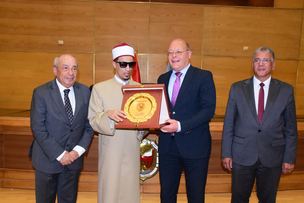 الدرع المقدم من الجامعة للشيخ محمد أحمد حسن