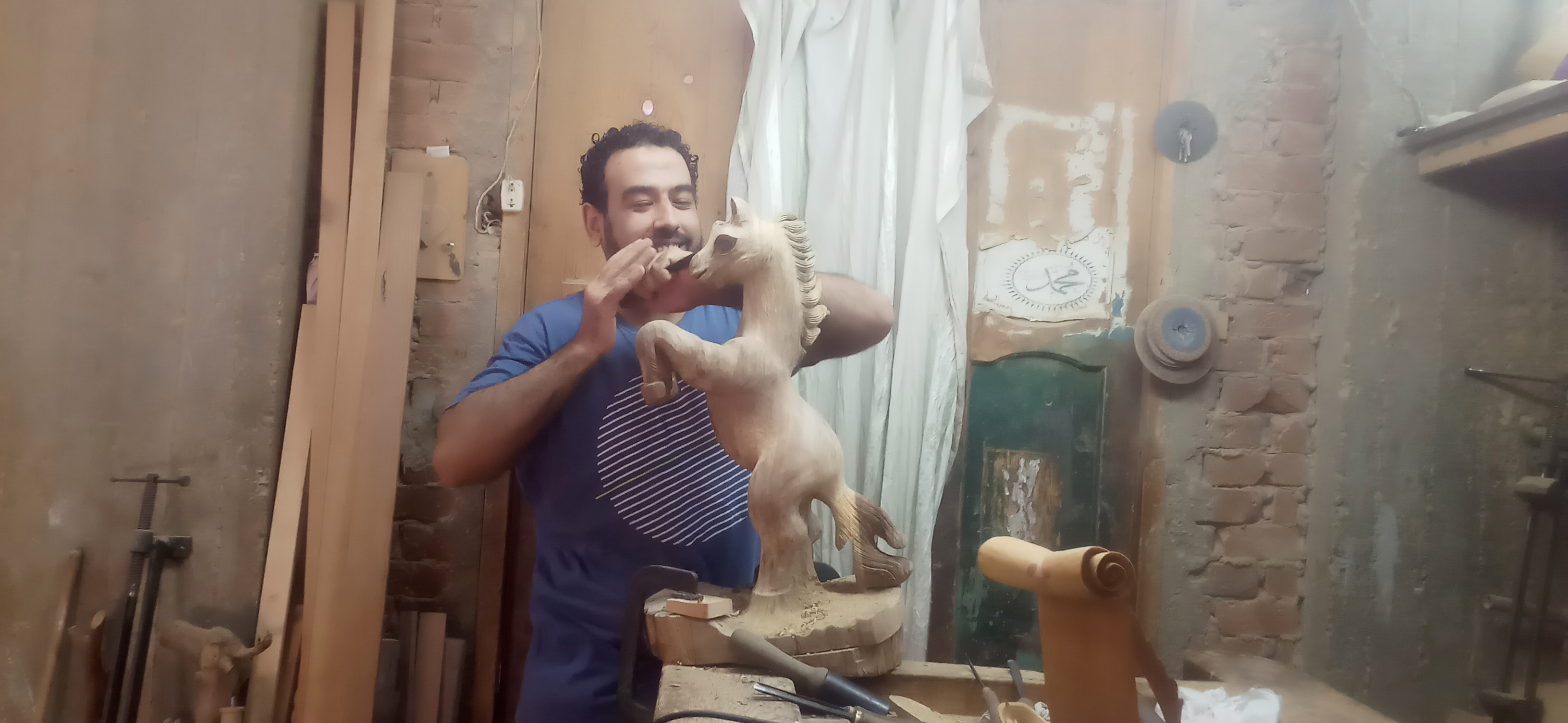 النحت على الخشب في ورش دمياط