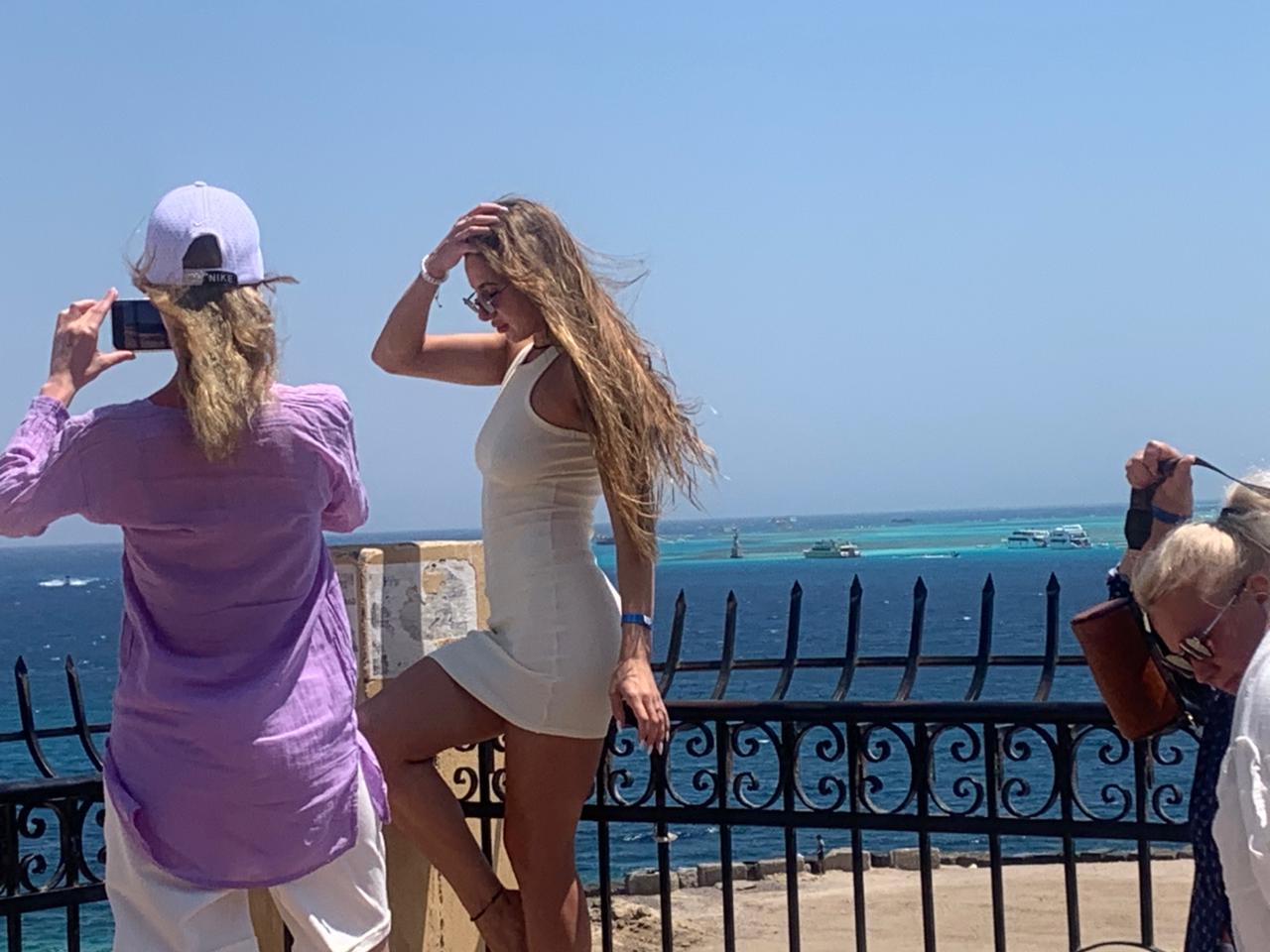 سياح العالم على الكورنيش سياح العالم على الكورنيش