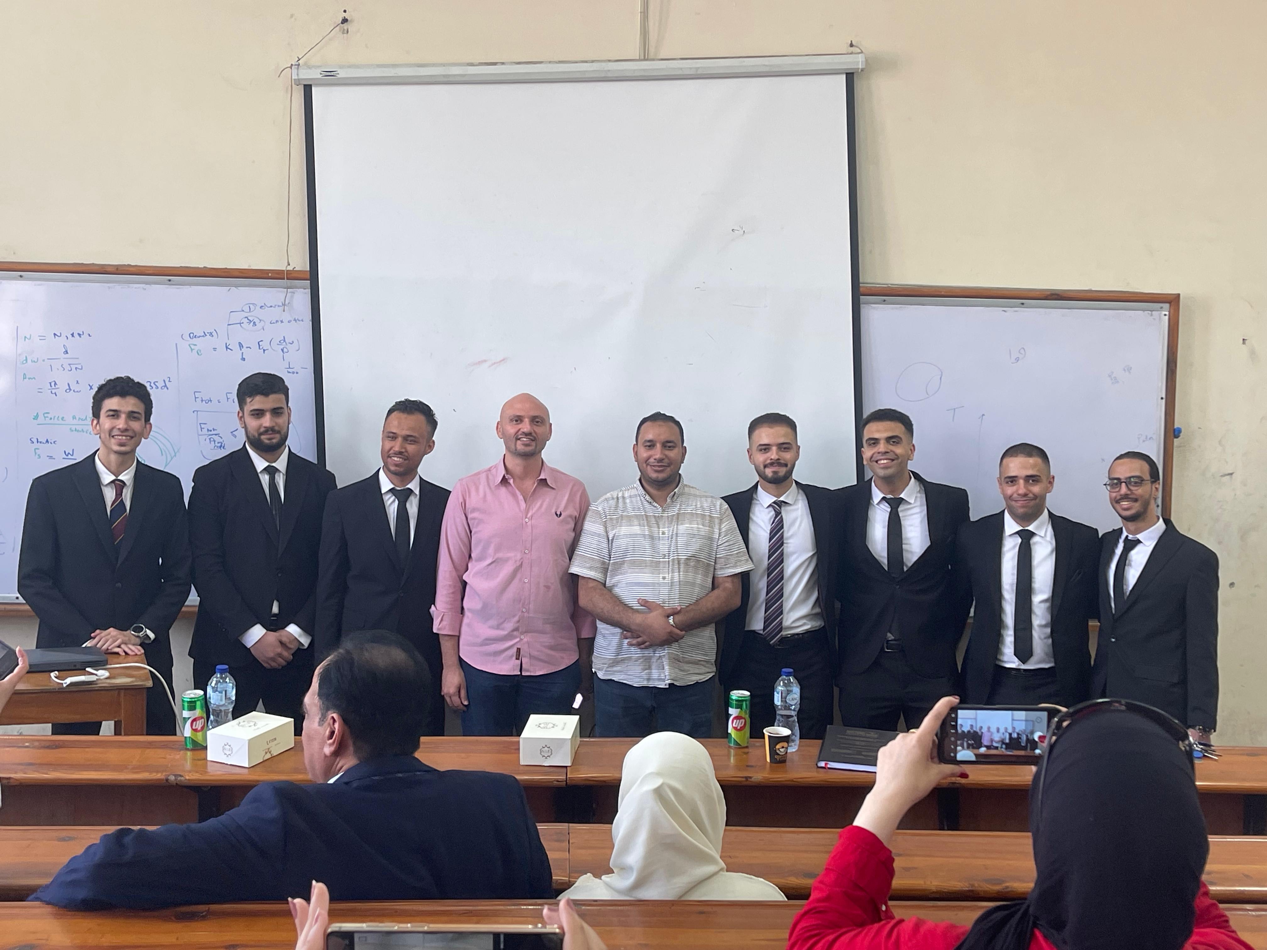 جانب من مناقشة مشروع التخرج