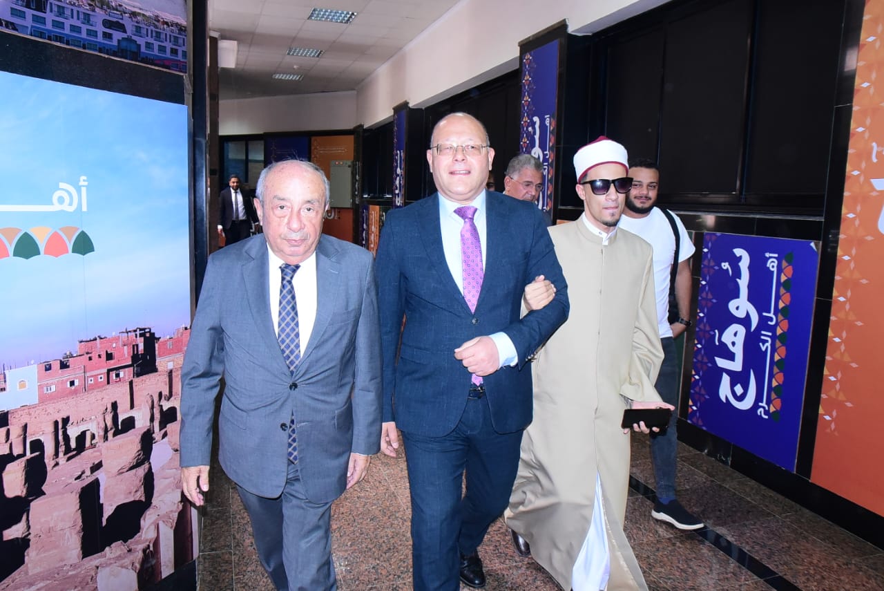 رئيس الجامعة مع الشيخ والنقيب