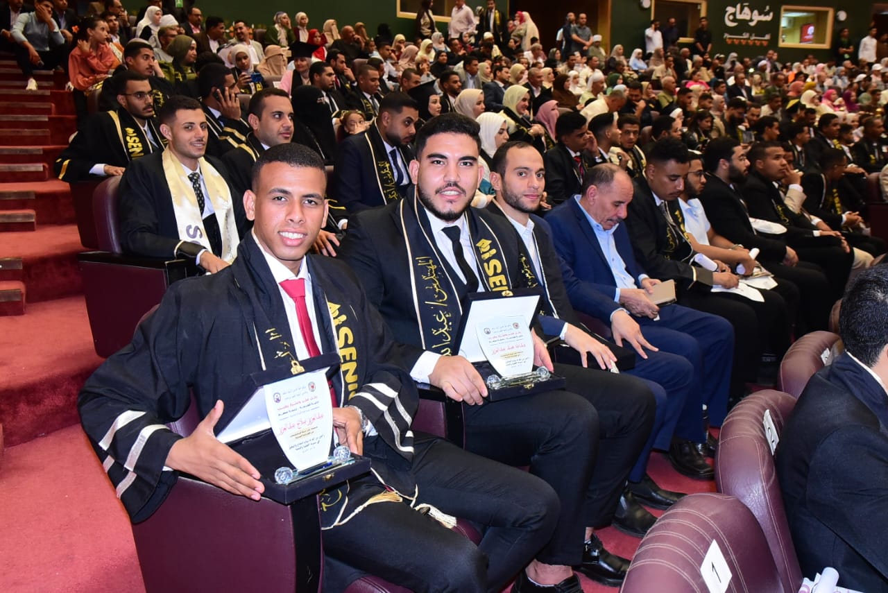 الخريجين من طلبة هندسة سوهاج