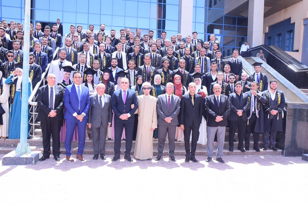 صورة تذكارية مع رئيس الجامعة 