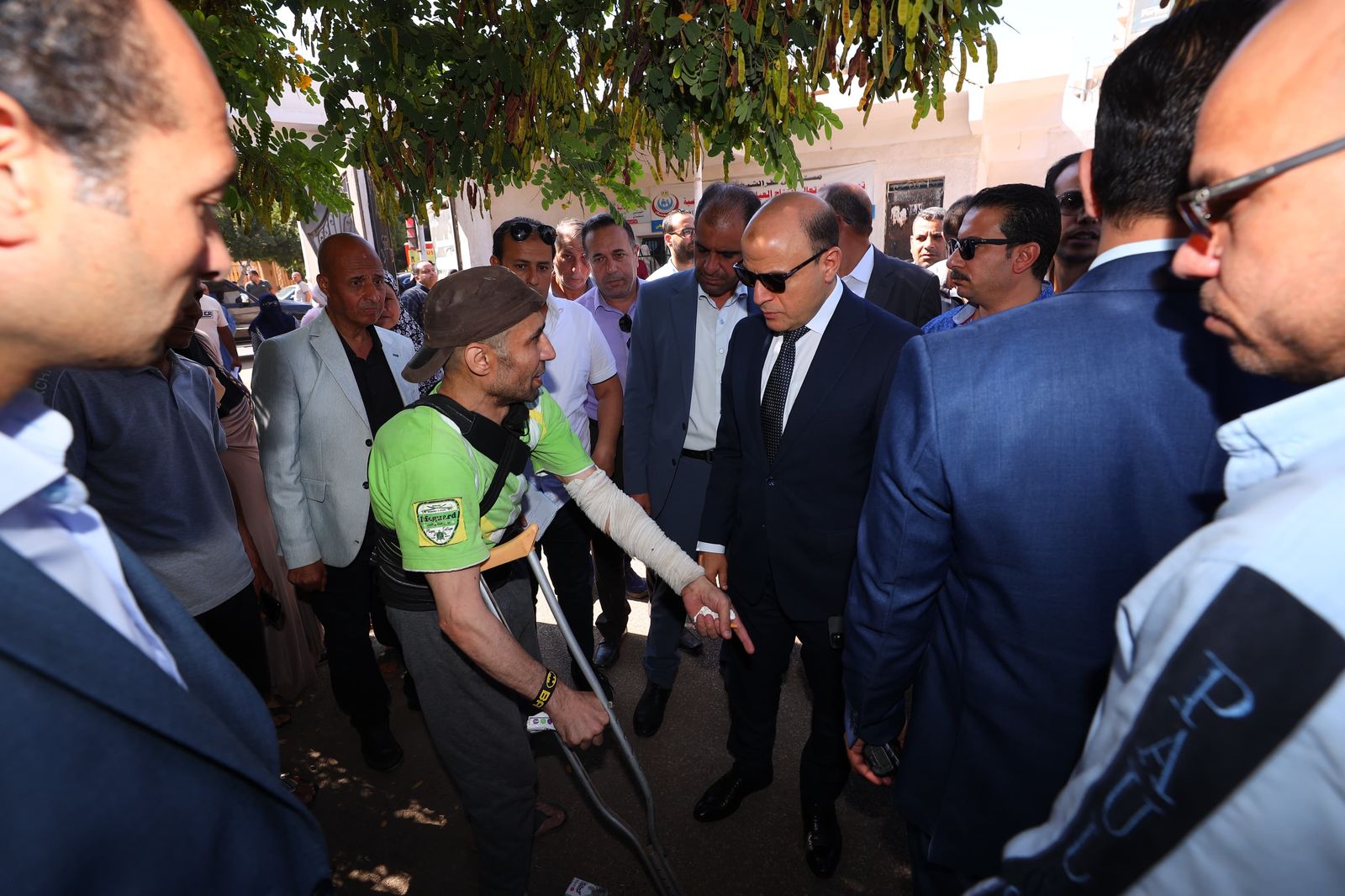 محافظ كفر الشيخ يستمع لشكوى مريض محافظ كفر الشيخ يستمع لشكوى مريض