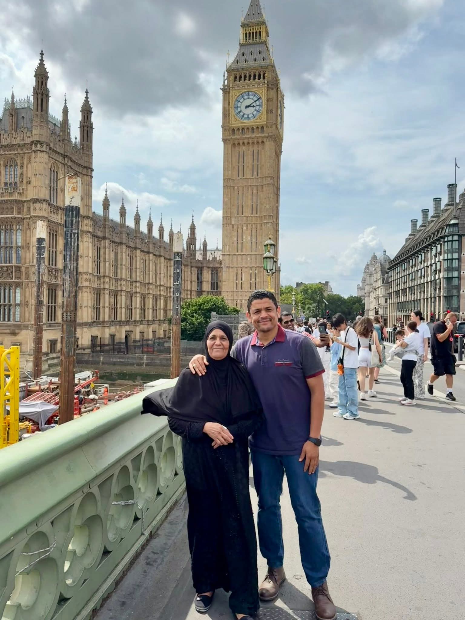 الدكتور أحمد إبراهيم ووالدته في لندن