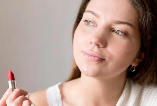 طريقة وضع أحمر الشفاة