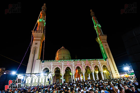 إقبال على المسجد خلال المولد