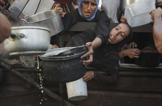 مدينة غزة، قطاع غزة (أسوشيتد برس) - سعى الفلسطينيون جاهدين للحصول على الطعام من مطبخ مجتمعي مكتظ يوم الاثنين في مدينة غزة، شمال قطاع غزة. وقد أدت حرب إ (2)
