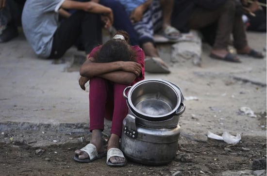 مدينة غزة، قطاع غزة (أسوشيتد برس) - سعى الفلسطينيون جاهدين للحصول على الطعام من مطبخ مجتمعي مكتظ يوم الاثنين في مدينة غزة، شمال قطاع غزة. وقد أدت حرب إ (9)