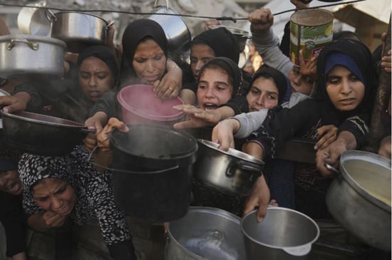 مدينة غزة، قطاع غزة (أسوشيتد برس) - سعى الفلسطينيون جاهدين للحصول على الطعام من مطبخ مجتمعي مكتظ يوم الاثنين في مدينة غزة، شمال قطاع غزة. وقد أدت حرب إ (6)