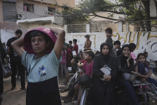 مدينة غزة، قطاع غزة (أسوشيتد برس) - سعى الفلسطينيون جاهدين للحصول على الطعام من مطبخ مجتمعي مكتظ يوم الاثنين في مدينة غزة، شمال قطاع غزة. وقد أدت حرب إ (1)