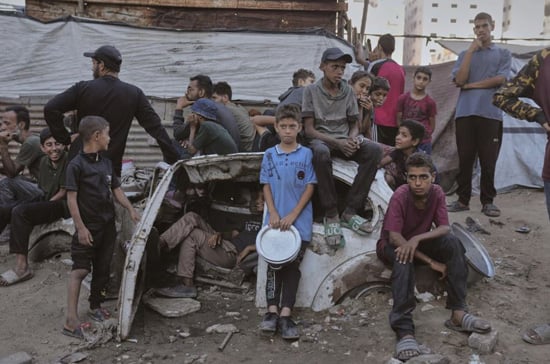 مدينة غزة، قطاع غزة (أسوشيتد برس) - سعى الفلسطينيون جاهدين للحصول على الطعام من مطبخ مجتمعي مكتظ يوم الاثنين في مدينة غزة، شمال قطاع غزة. وقد أدت حرب إ (8)