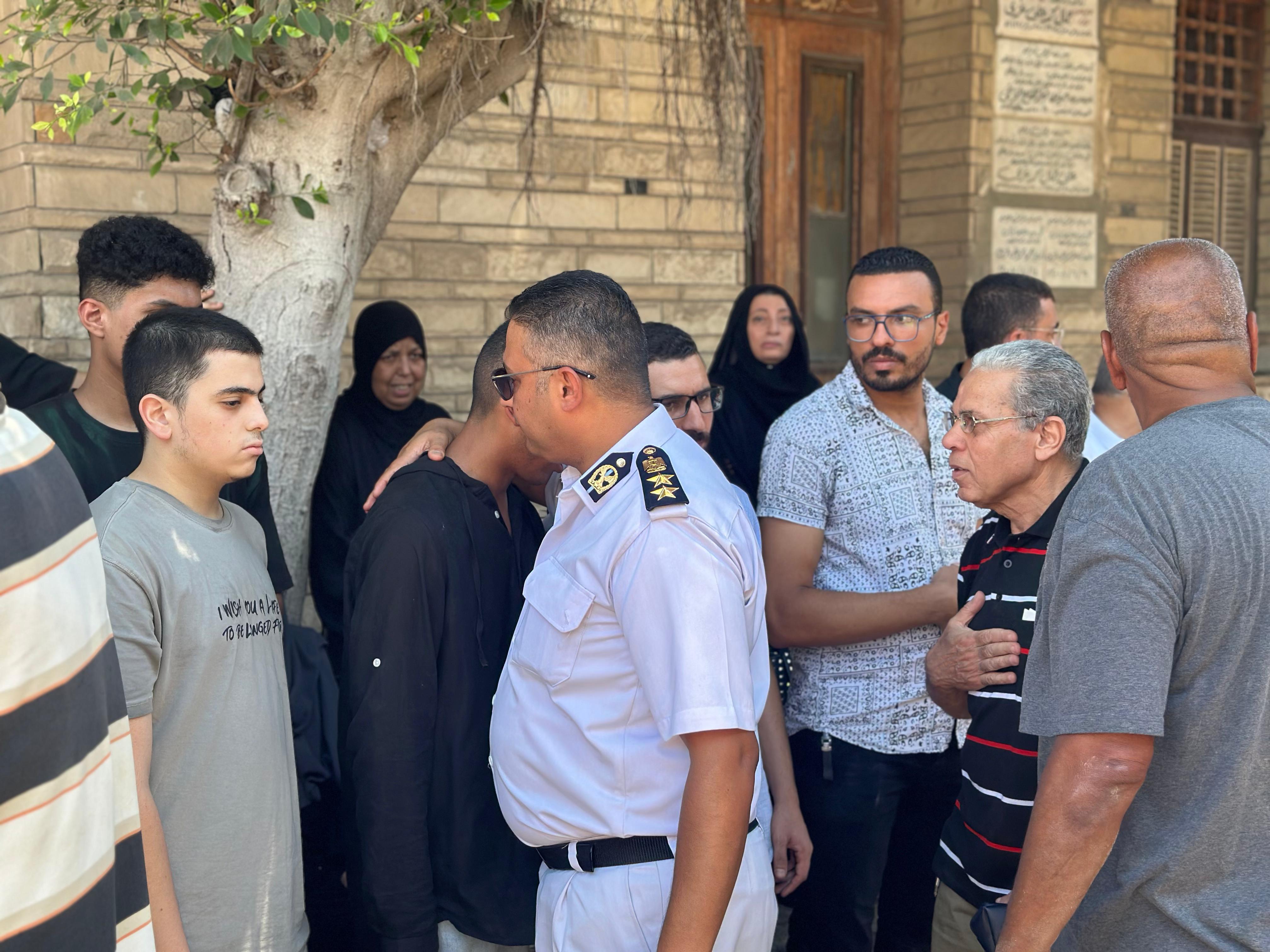 نجله يتلقي العزاء نجله يتلقي العزاء