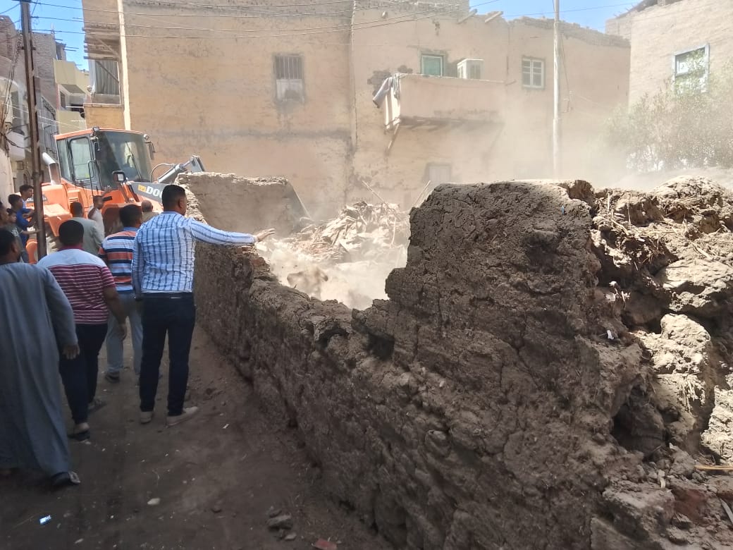 العمل فى إزالة بناء مخالف بمدينة ارمنت