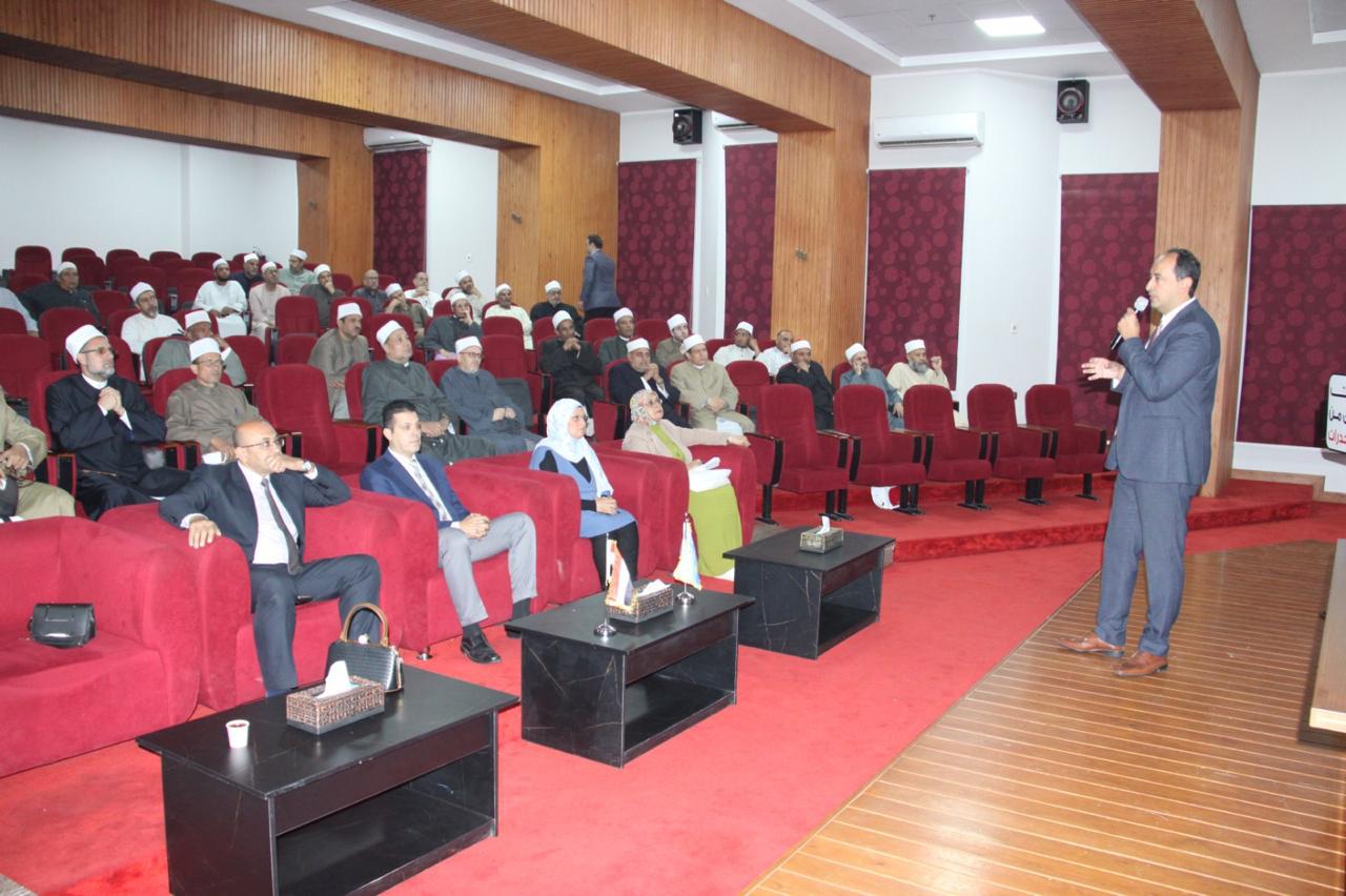 الدكتور عمرو عثمان يلقى محاضر عن أهمية استثمار المؤسسات الدينية  فى تصحيح الثقافة المغلوطة عن المخدرات
