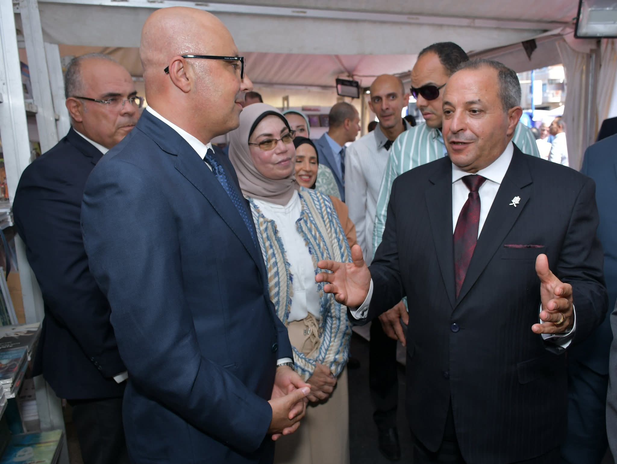 المحافظ خلال تفقد المعرض