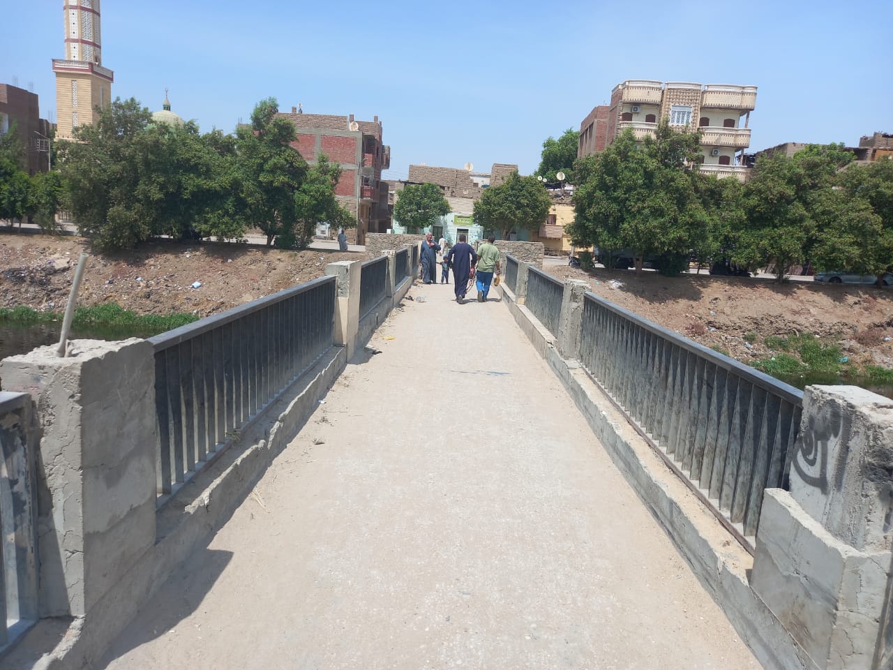 تركيب حواجز حديدية بمداخل ومخارج كوبري المشاة بوسط مدينة إسنا تركيب حواجز حديدية بمداخل ومخارج كوبري المشاة بوسط مدينة إسنا
