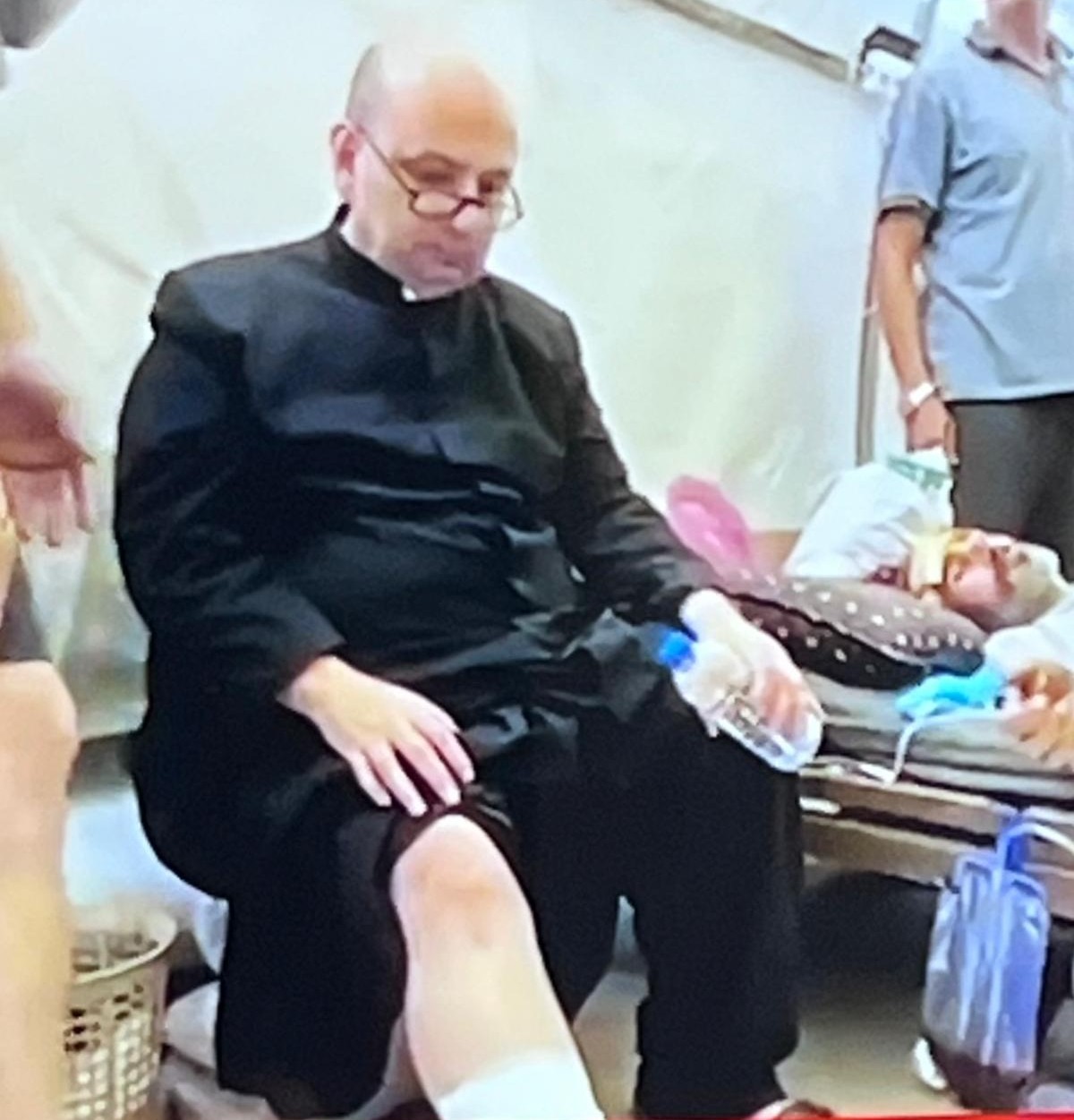 راعي كنيسة العائلة المقدسة للاتين في غزة، الأب غابرييل رومانييلي يتلقى العلاج عقب إصابته في قصف الكنيسة