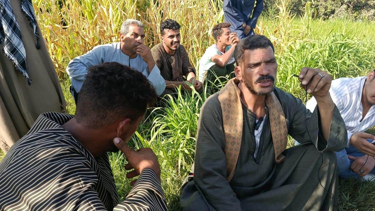 جانب من انتظار الأهالى خروج الجثامين (1)