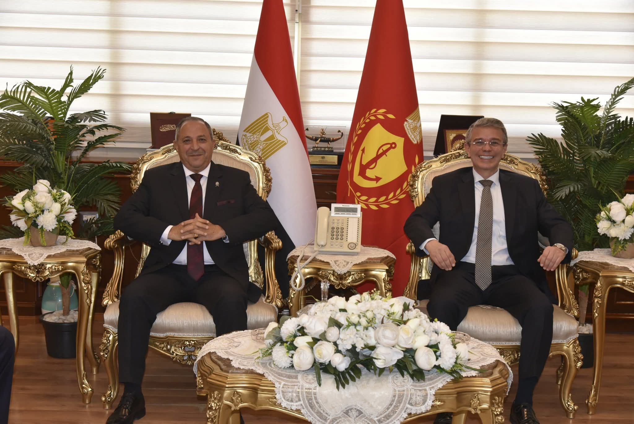 المحافظ ورئيس مصلحة الجمارك