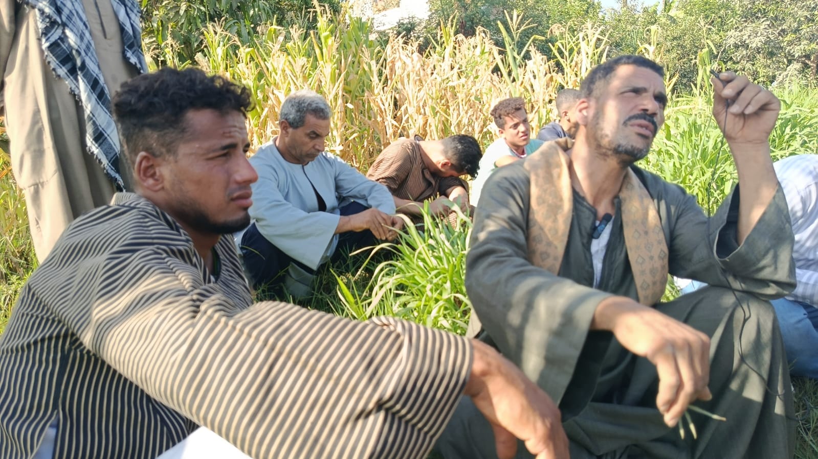 جانب من انتظار الأهالى خروج الجثامين (4)