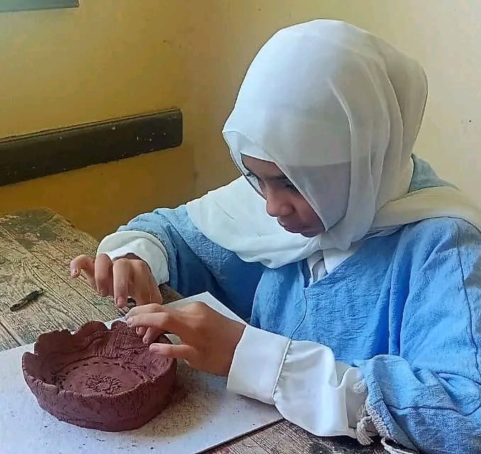 طفلة تبدع فى فن النحت والتشكيل