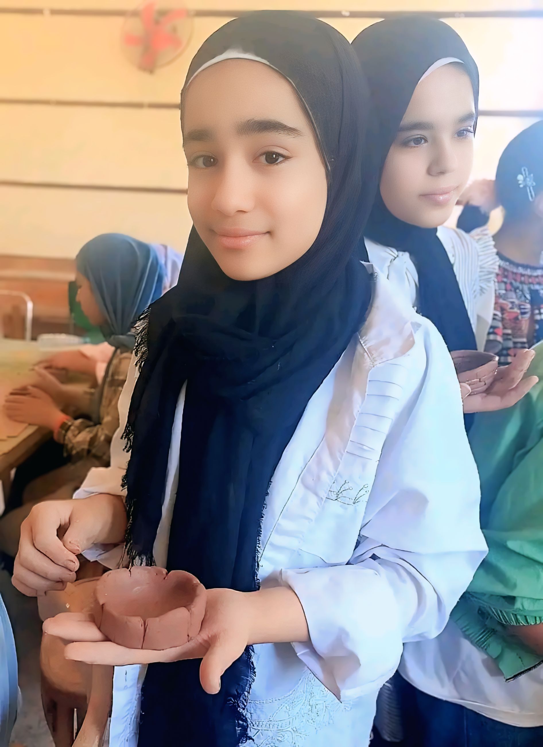 سعادة التلميذات بانجاز مهمتهم فى تشكيل الصلصال