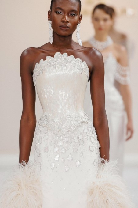 فستان مزين بالريش تصميم تمارا فستان مزين بالريش تصميم تمارا